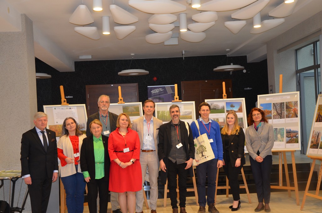 Uczestnicy konferencji „Zielono – Niebieska Infrastruktura Jako Narzędzie Do Zapobiegania Oraz Walki Z Niekorzystnymi Zmianami Klimatu Na Obszarach Zabudowanych”